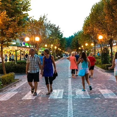 Enjoy The View Of The Garden From Our Balcony Daire *